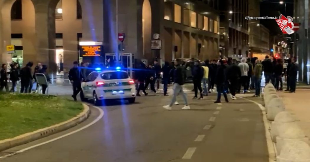 Varese, gli ultras cercano di impedire i festeggiamenti dei tifosi del Napoli. Interviene la Polizia
