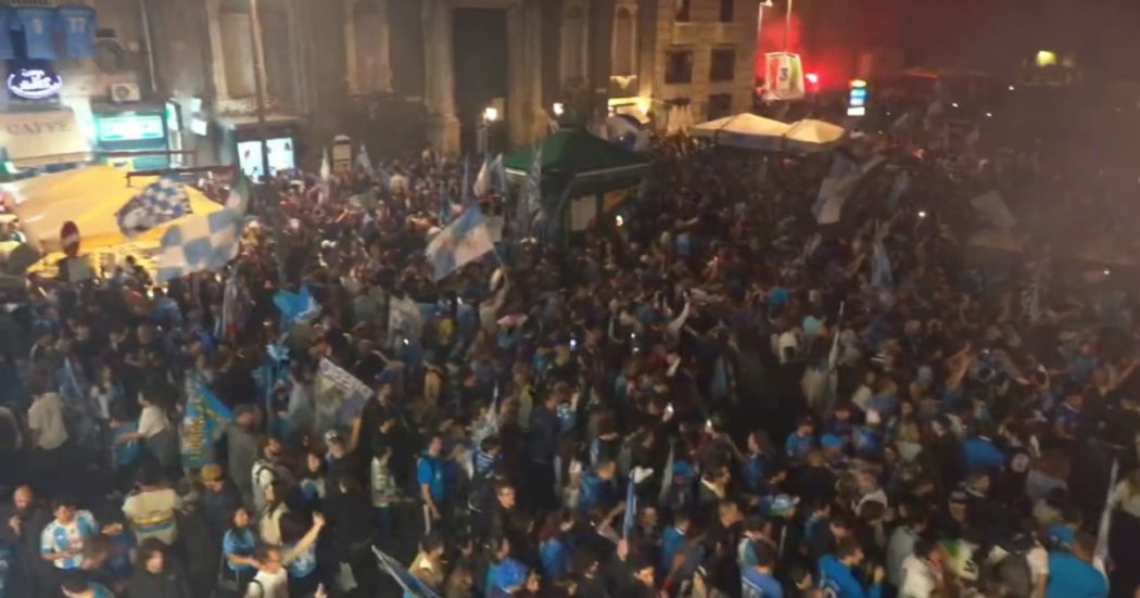 Napoli campione d’Italia, una marea umana invade la città. E i suoni dei clacson riecheggiano per le strade – Video