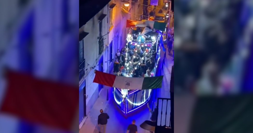 Scudetto Napoli, i surreali festeggiamenti a Mugnano: i tifosi sfilano a bordo di una nave – Video