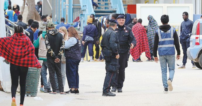 Lampedusa, operatori dell’hotspot in rivolta. “Senza paga da 4 mesi, adesso ci fermiamo”