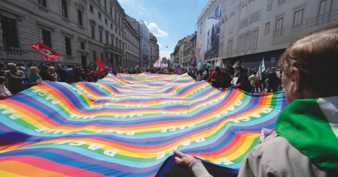 Pace, in migliaia pronti per la staffetta: giovani e 90enni, cattolici e 5S