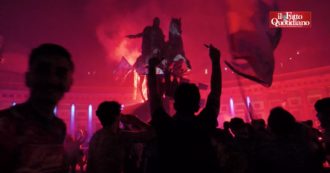 Copertina di Napoli campione d’Italia, il videoracconto della folle notte partenopea: un fiume di persone in festa nelle strade fino all’alba
