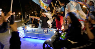 Copertina di Il Napoli è campione d’Italia, la diretta – Esplode la festa: centinaia di migliaia di persone in piazza. De Laurentiis: “È la vittoria di tutti”