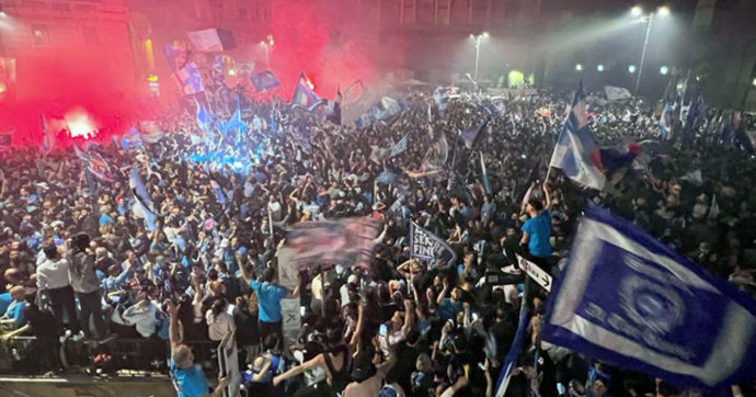 Napoli campione d’Italia, il “giorno buono” che fa esplodere la città: notte di festa con migliaia di persone in strada. Un morto, diversi feriti