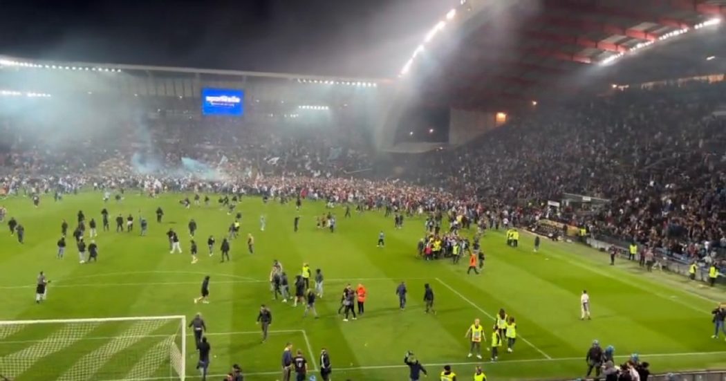 Scontri tra ultras a Udine al termine della partita: i tifosi del Napoli e i bianconeri invadono il campo – Video