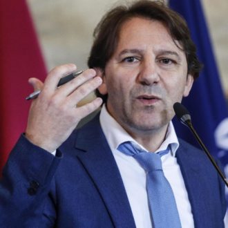 Copertina di La fame di poltrone della destra saziata a colpi di decreto: il Fatto di domani 6 maggio