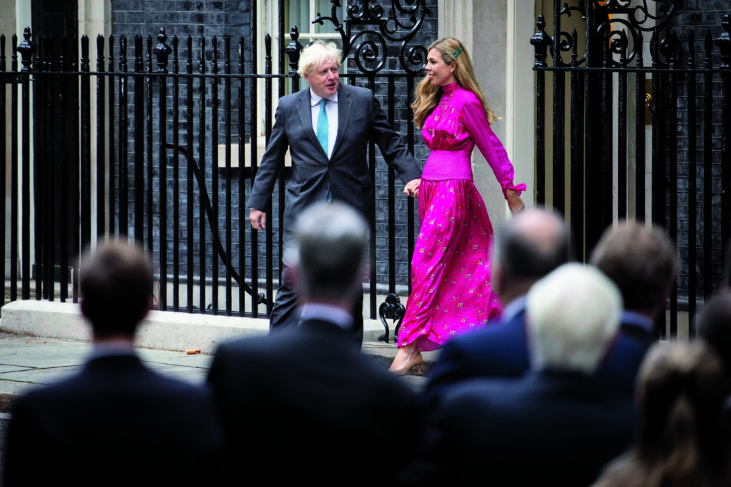 epa10163177 Outgoing British Prime Minister Boris Johnson and his wife Carrie Johnson leave Downing Street in London, Britain, 06 September 2022. Johnson will formally relinquish his role to Queen Elizabeth at Balmoral before the new Prime Minister is appointed.  EPA/TOLGA AKMEN