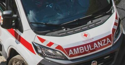 Copertina di Difende un amico, lo massacrano con calci e pugni: sei giovanissimi arrestati a Sorrento. La vittima 18enne è da un mese in ospedale