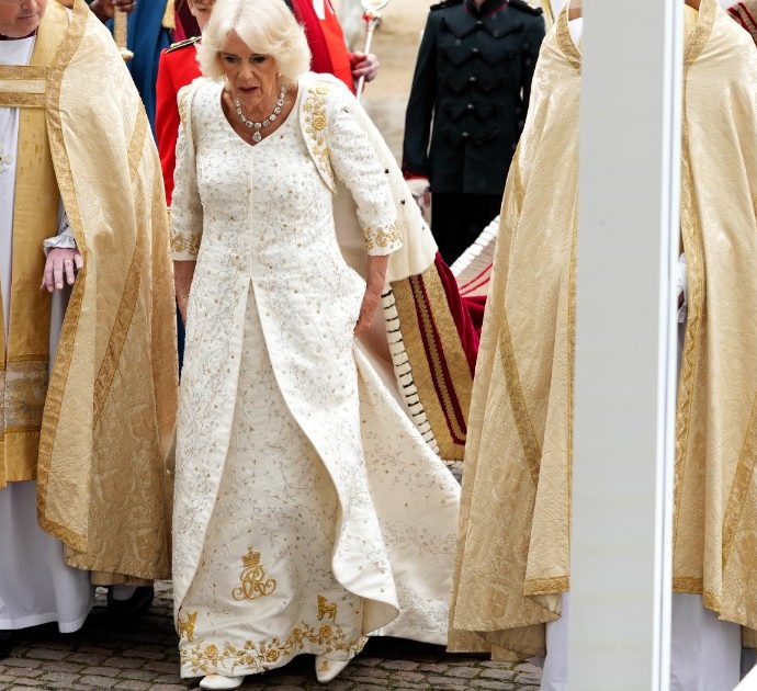 Il significato dell’abito scelto da Camilla per l’incoronazione: i due mantelli ad alto tasso di simbologia – FOTO