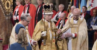 Copertina di Le immagini dell’incoronazione di Re Carlo III: l’arcivescovo tentenna nel poggiare sulla sua testa la corona “allargata”, l’emozione del sovrano