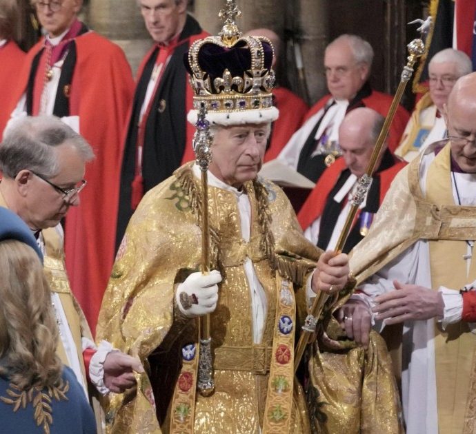 Le immagini dell’incoronazione di Re Carlo III: l’arcivescovo tentenna nel poggiare sulla sua testa la corona “allargata”, l’emozione del sovrano