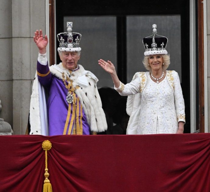 Carlo III e Camilla sono Re e Regina: acclamati da una folla oceanica durante il saluto dal balcone di Buckingham Palace. Il racconto della giornata