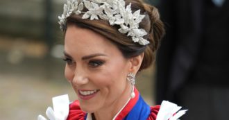 Copertina di Incoronazione di Carlo III, il look di Kate Middleton: l’abito avorio di McQueen è altamente simbolico (e non manca l’omaggio a Lady Diana)