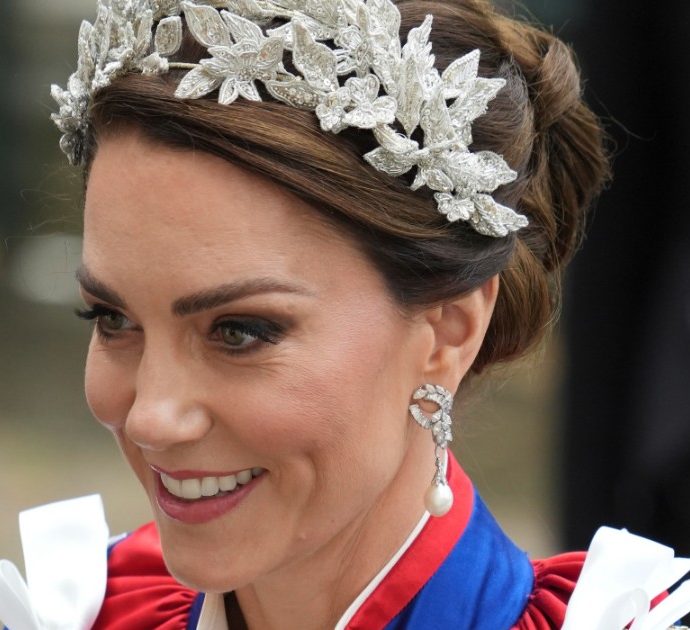Incoronazione di Carlo III, il look di Kate Middleton: l’abito avorio di McQueen è altamente simbolico (e non manca l’omaggio a Lady Diana)