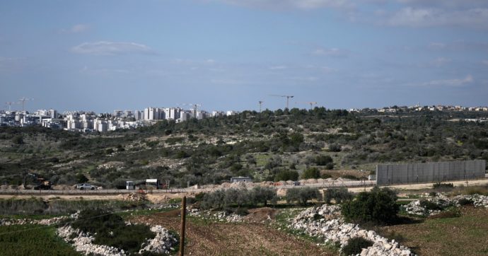 Due palestinesi uccisi in un’operazione dell’esercito israeliano in Cisgiordania: “Erano gli autori di un attacco armato in una colonia”