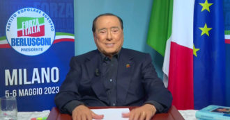 Copertina di Il messaggio di Silvio Berlusconi alla convention di Forza Italia: “Eccomi, per la prima volta da un mese in giacca e camicia per voi”