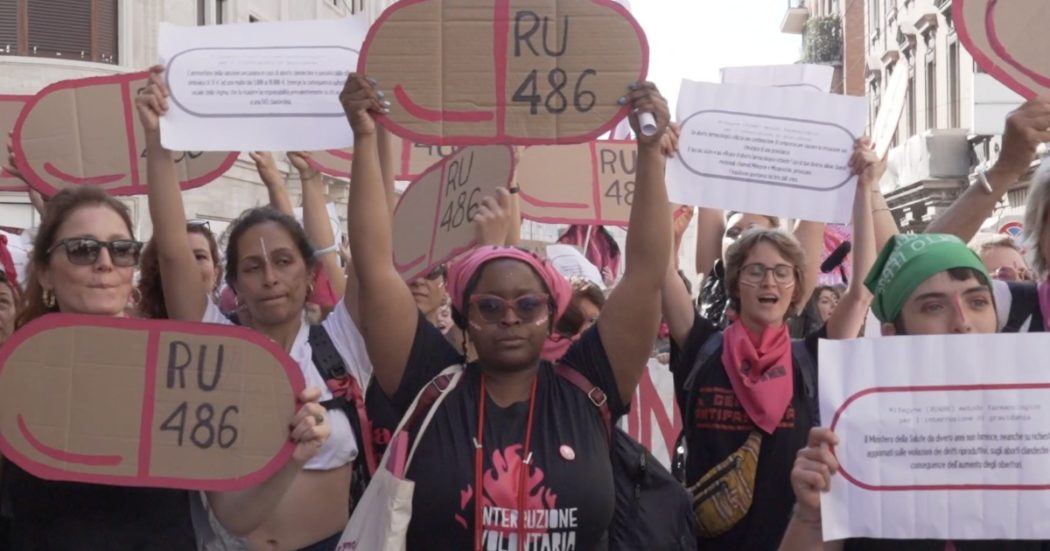 Ancona, corteo per il diritto all’aborto libero, sicuro e gratuito: “Marche laboratorio della destra. Punte di obiettori del 100%”