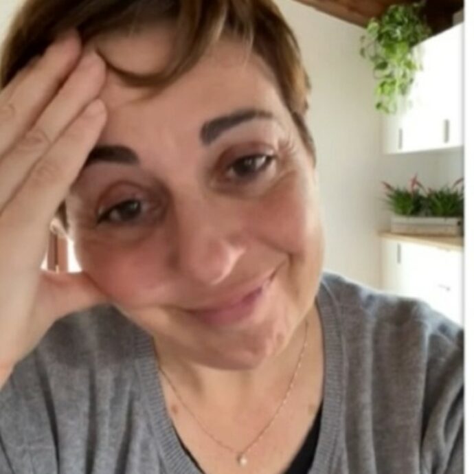 “Avrei tanta voglia di parlarvi delle mie figlie, ma i soliti commenti dei leoni da tastiera mi fanno venire il mal di stomaco. Mi dispiace”: lo sfogo di Benedetta Rossi