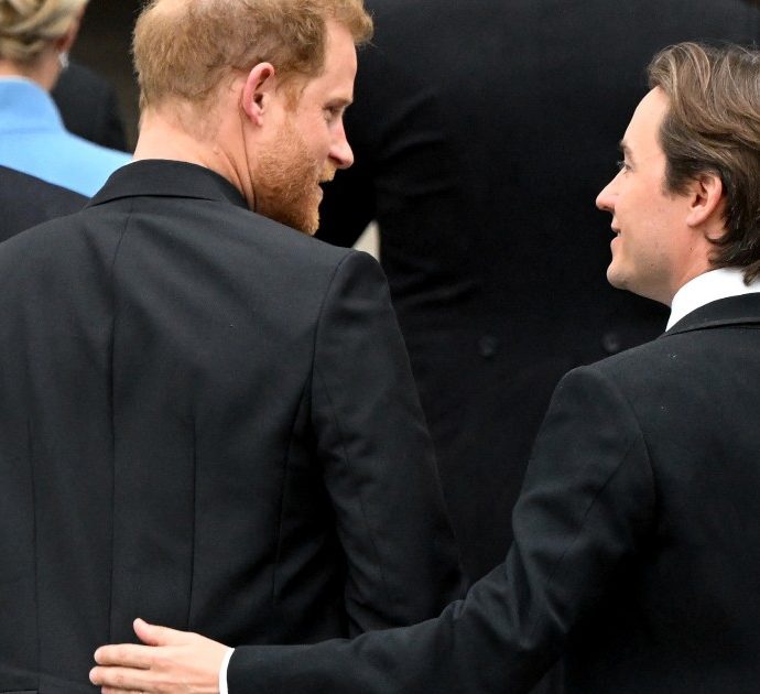 Che cosa ha detto il principe Harry al marito della principessa Eugenia durante l’incoronazione di re Carlo III?