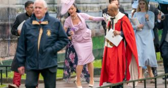 Copertina di Katy Perry non trova il suo posto all’incoronazione di re Carlo III e si aggira spaesata: il video è virale