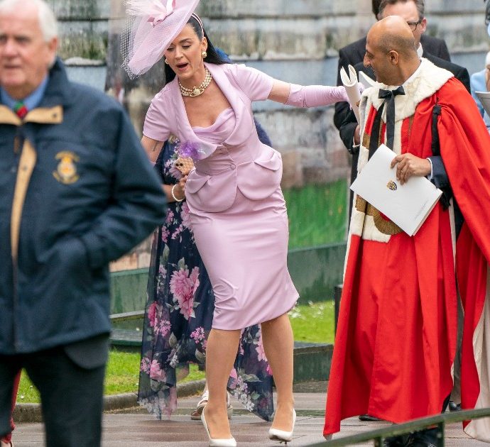 Katy Perry non trova il suo posto all’incoronazione di re Carlo III e si aggira spaesata: il video è virale
