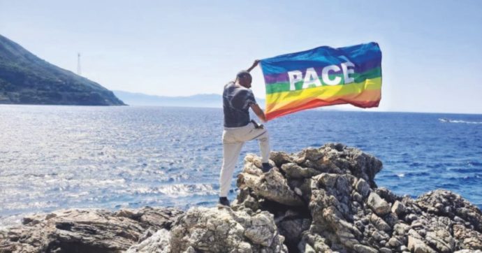 Copertina di Un lungo fiume arcobaleno: 50mila alla staffetta per la pace