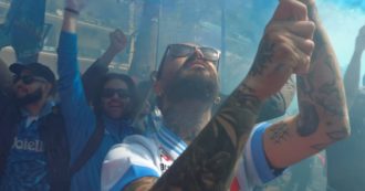Copertina di Napoli, tifosi cantano scatenati prima della partita contro la Fiorentina. Fuori dallo stadio cori e sfottò senza soluzione di continuità