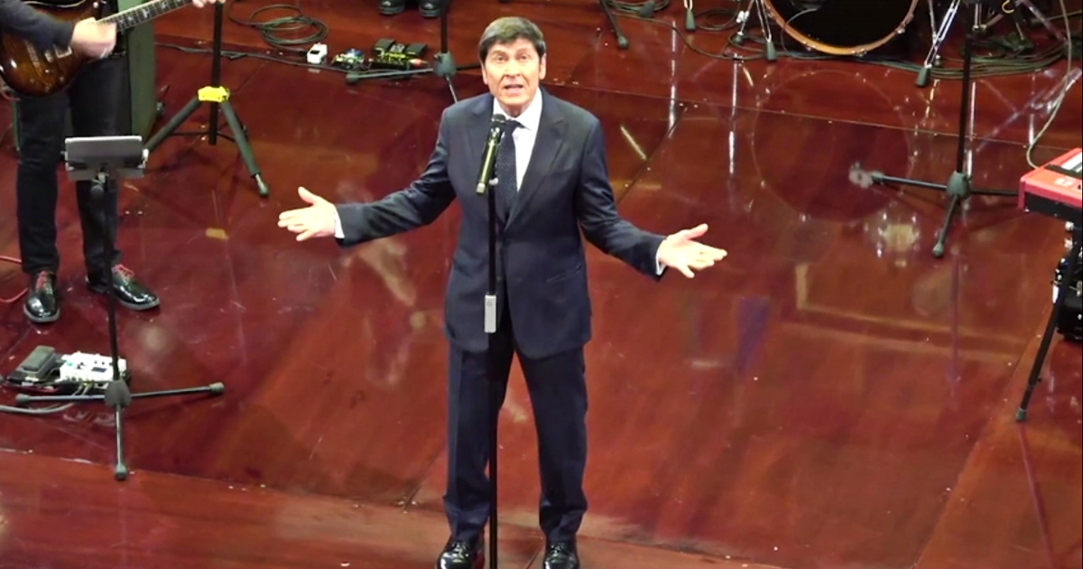 Gianni Morandi Canta Linno Ditalia In Senato Poi Lesibizione Di Un Mondo Damore E Apri