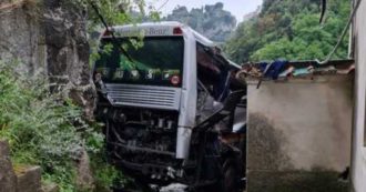 Copertina di Bus turistico precipitato a Ravello: 18 indagati per la morte dell’autista
