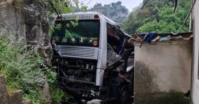 Bus turistico precipitato a Ravello: 18 indagati per la morte dell’autista