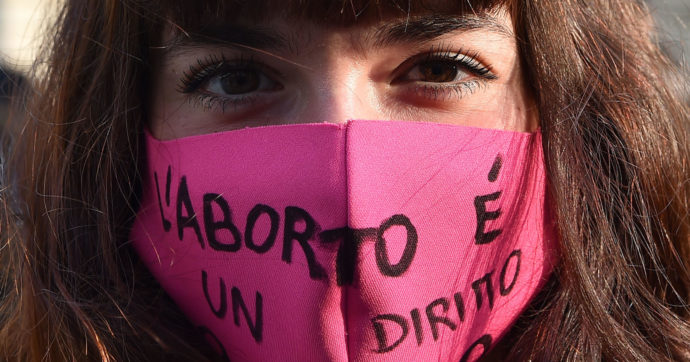 Aborto in Costituzione, perché la decisione della Francia è uno straordinario gesto di rispetto
