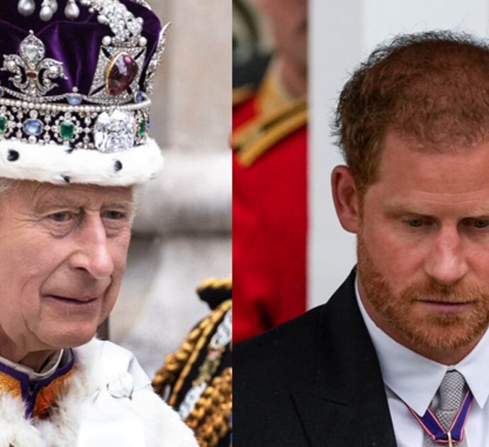 Re Carlo “era profondamente deluso dall’assenza di Harry al suo banchetto”. Poi il brindisi per Archie: “Ovunque sia in questo momento”