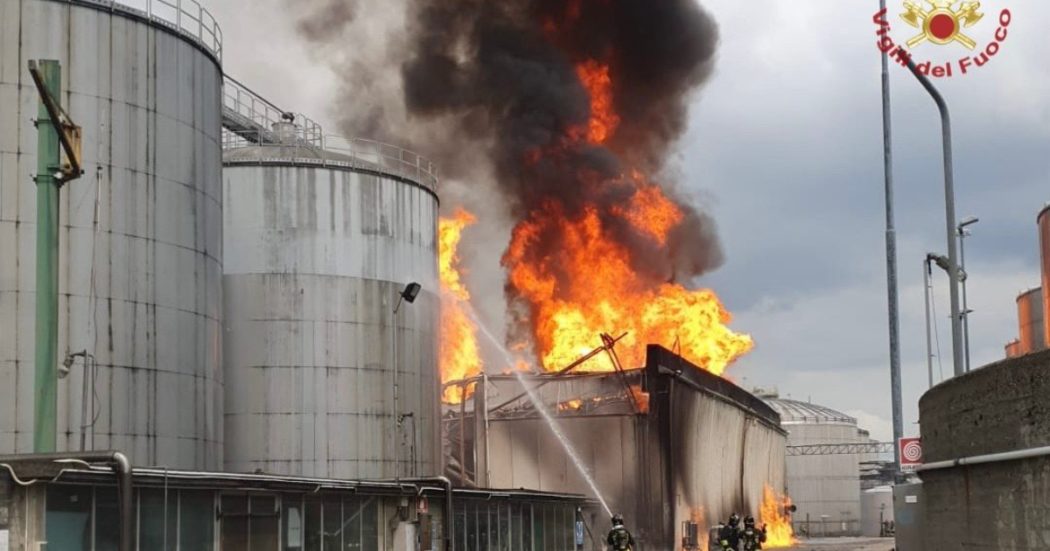 Distillerie in fiamme, ordine di evacuazione per alcune vie di Faenza: in azione dieci squadre di pompieri – Video