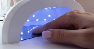 Copertina di Attenzione agli effetti collaterali delle lampade a raggi Uv per la manicure con gli smalti semipermanenti: “Favoriscono tumori della pelle ma non solo”