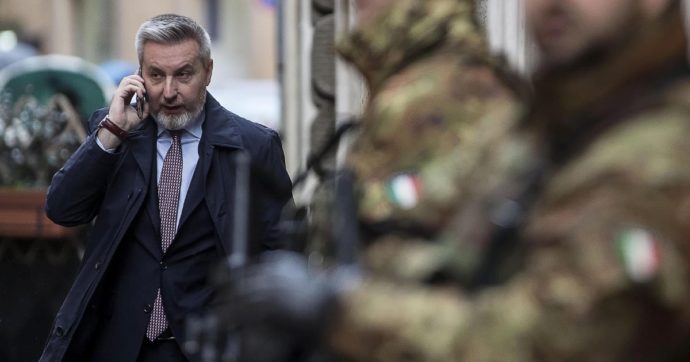 Copertina di Sigle militari, indagato l’ex ministro Guerini