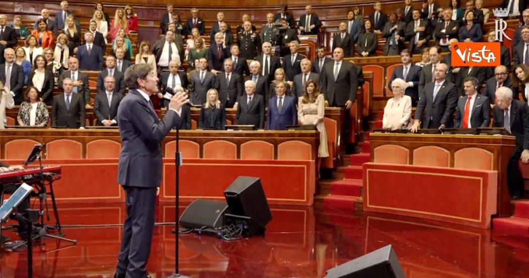 Gianni Morandi canta l’inno d’Italia in Senato: poi l’esibizione di “Un mondo d’amore” e “Apri tutte le porte”