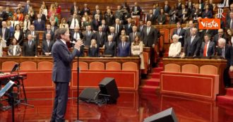 Copertina di Gianni Morandi canta l’inno d’Italia in Senato: poi l’esibizione di “Un mondo d’amore” e “Apri tutte le porte”