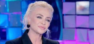 Copertina di Paola Barale confessa: “La libido è ko per la menopausa precoce? Conosco alcuni metodi per risvegliarla….”