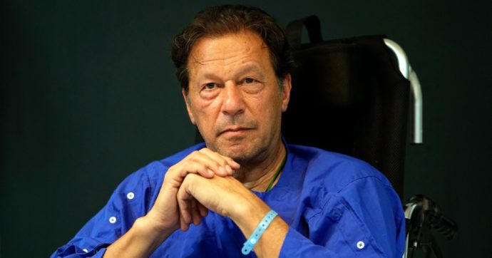 Arrestato l’ex premier pakistano (e antigovernativo) Imran Khan. Il partito: “Lo stanno torturando”