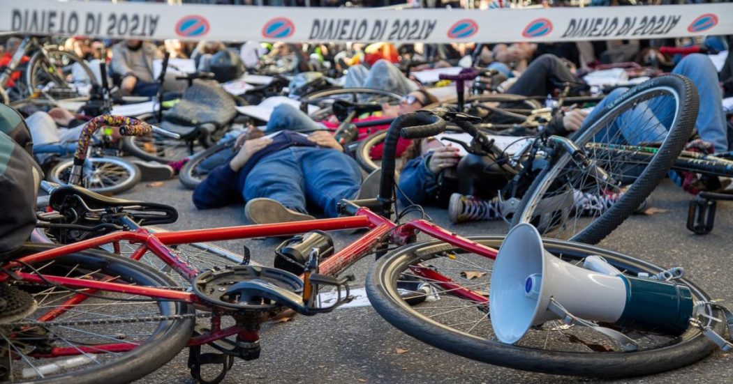 Morti in bicicletta, Milano è ancora la città dei record e la giunta Sala interverrà (forse) entro il 2024. Obbligo di sensori per i camion? A Londra funziona