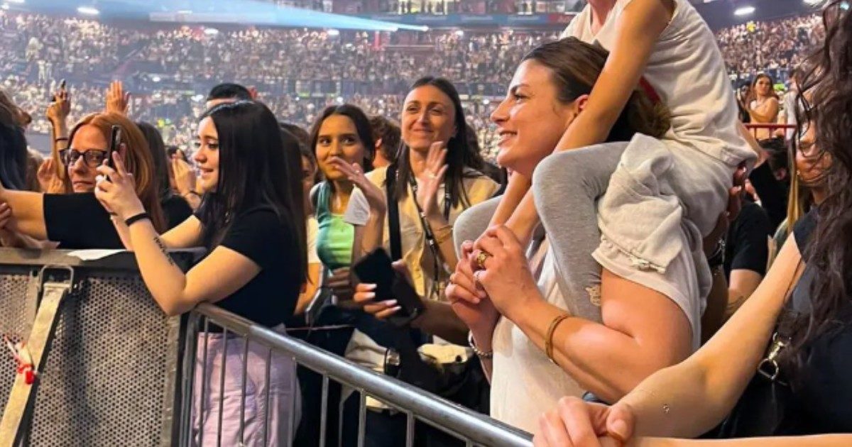 Emma Marrone prende una bambina sulle spalle al concerto di Tananai: “Ti ho tenuta come se fossi mia figlia”. Il toccante messaggio sui social