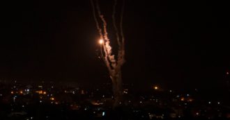 Copertina di Israele bombarda Gaza: “Uccisi tre leader della Jihad Islamica”. Ma le vittime sono almeno 15: anche 4 donne e 4 bambini
