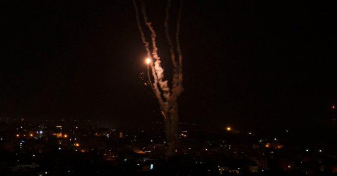 Israele bombarda Gaza: “Uccisi tre leader della Jihad Islamica”. Ma le vittime sono almeno 15: anche 4 donne e 4 bambini