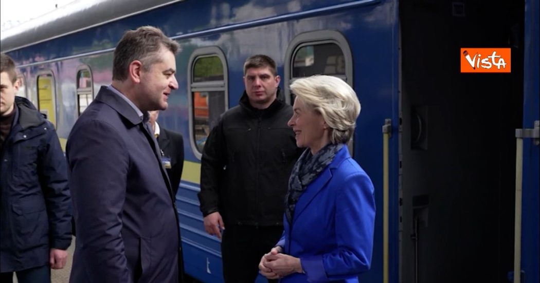 Von der Leyen a Kiev per la giornata dell’Europa: l’arrivo in treno nella capitale Ucraina – Video