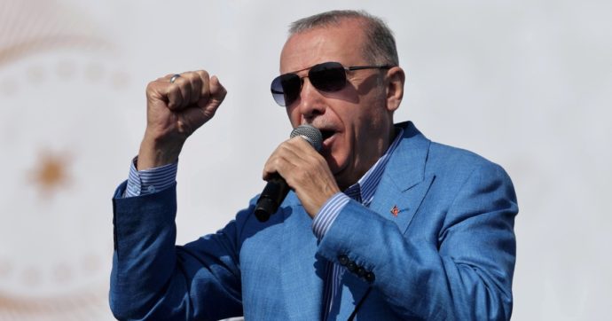 Erdogan regala soldi fuori dal seggio dopo avere votato (video)