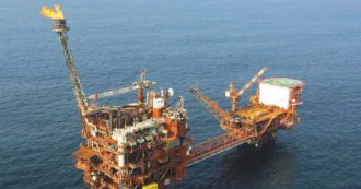 Copertina di Greenpeace e 12 cittadini fanno causa a Eni: “Devono pagare i danni per coste e clima”