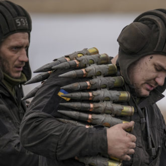 Copertina di Pnrr, l’Ue accelera solo sulle armi: il Fatto di domani 10 maggio