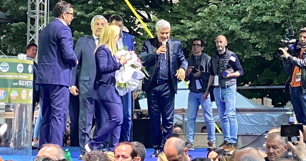 Pino Insegno torna sul palco con Giorgia Meloni, Salvini e Tajani al comizio elettorale per le amministrative di Ancona: “E’ una gioia importante vederla crescere”