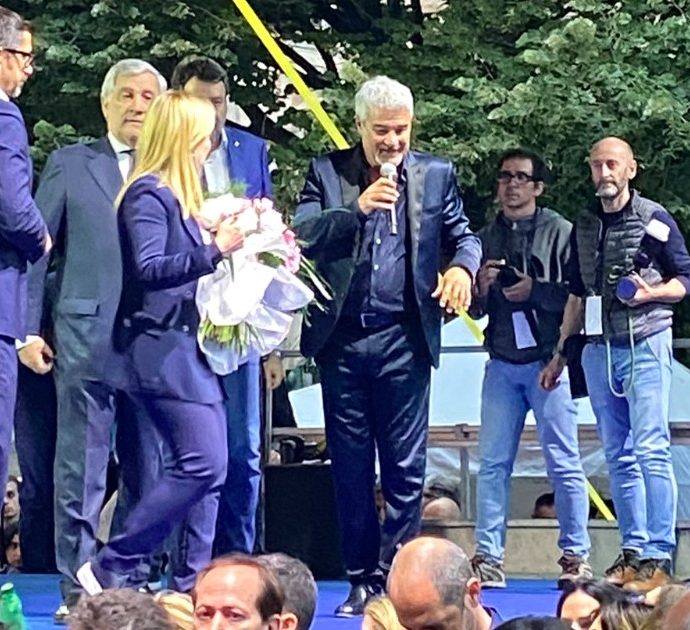 Pino Insegno torna sul palco con Giorgia Meloni, Salvini e Tajani al comizio elettorale per le amministrative di Ancona: “E’ una gioia importante vederla crescere”