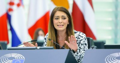 Copertina di Pina Picierno, il suvlaki con Cerasa e la colla all’europoltrona (in attesa di Forza Italia)